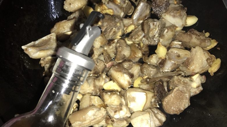 过年必备年菜(一)竹蔗马蹄焖羊排,继续煎炒至羊排每块都有煎锅的迹象(如图)就可以加入料酒翻炒,翻炒至料酒挥发就可以熄火了。