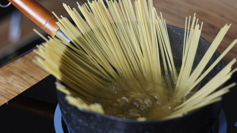 番茄培根意面,待水烧沸后,放入意面,煮8-10分钟