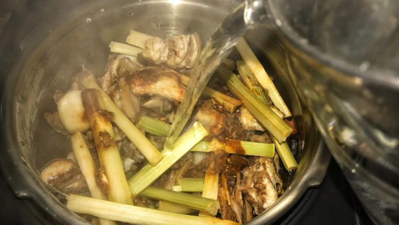 过年必备年菜(一)竹蔗马蹄焖羊排,把炒好的羊排放入锅精钢球釜内胆里。把马蹄和竹蔗放入锅里,倒入之前调好的腐乳汁和开水。水倒到刚好到露出羊排就可以了