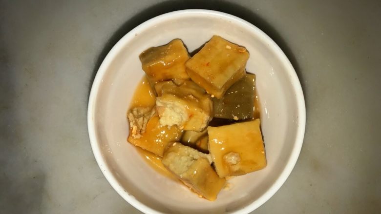 过年必备年菜(一)竹蔗马蹄焖羊排,准备广合腐乳。腐乳和羊排是非常搭的,这是我们广式的做法