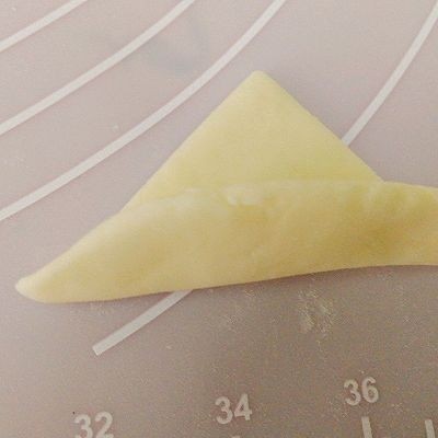 一锅出&枣花馍+红薯枸杞粥
,取一个三角形边往上折些