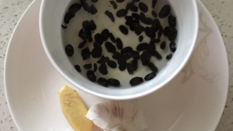 自制剁辣椒,干豆豉用水泡泡,切好姜末蒜末备用