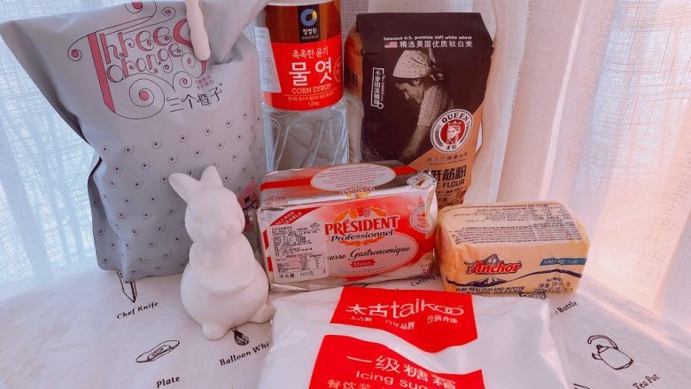 超平整口感佳的糖霜饼干底,饼干用材:总统无盐黄油、安佳有盐黄油、王后低粉、三个橙子家的<a style='color:red;display:inline-block;' href='/shicai/ 113461'>杏仁粉</a>、清净园水饴、太古糖粉,品牌可以根据家中材料替换。