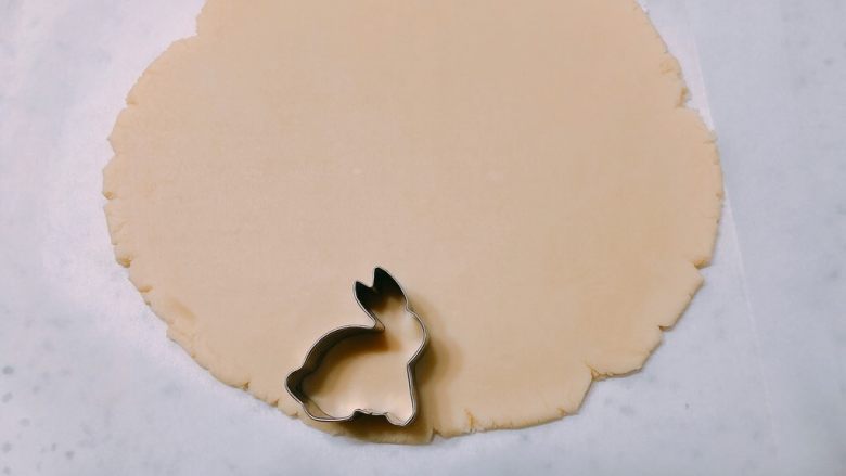 超平整口感佳的糖霜饼干底,取出冷冻好的面团用饼干模进行切模,刻模剩下的边角料不建议再重新揉捏使用,那样的面饼做出的饼干不会很平整,边角料还是自己烤了吃掉就好。