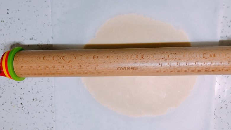 超平整口感佳的糖霜饼干底,隔油纸把饼干面团擀平,我这里用了两头带刻度的擀面杖,更容易擀出厚薄一致的饼干,普通擀面杖也可以,只要保持饼干的厚度在6-8毫米左右,稍厚些的饼干不易碎。