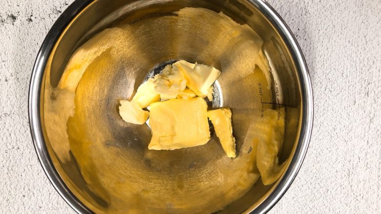 超平整口感佳的糖霜饼干底,室温软化黄油,这里加入有盐黄油是为了降低饼干甜腻的口感,如果家里没有可以全部用无盐黄油替换,或加入1、2g盐。