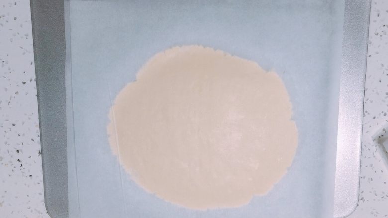 超平整口感佳的糖霜饼干底,下面垫烤盘或垫板,放入冷冻至少20分钟,如果放冷藏需要更久的时间。