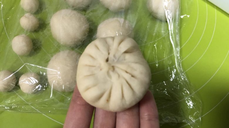 红糖花生“蘑菇”包,跟包包子一样的手法,包好收口捏紧