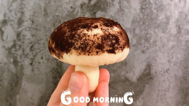 红糖花生“蘑菇”包,出锅的包子用筷子戳一个孔,插入蘑菇的“杆”,小蘑菇做好啦