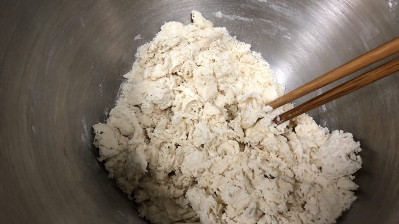 红糖花生“蘑菇”包,一边倒入牛奶一边搅拌,搅拌成棉絮状