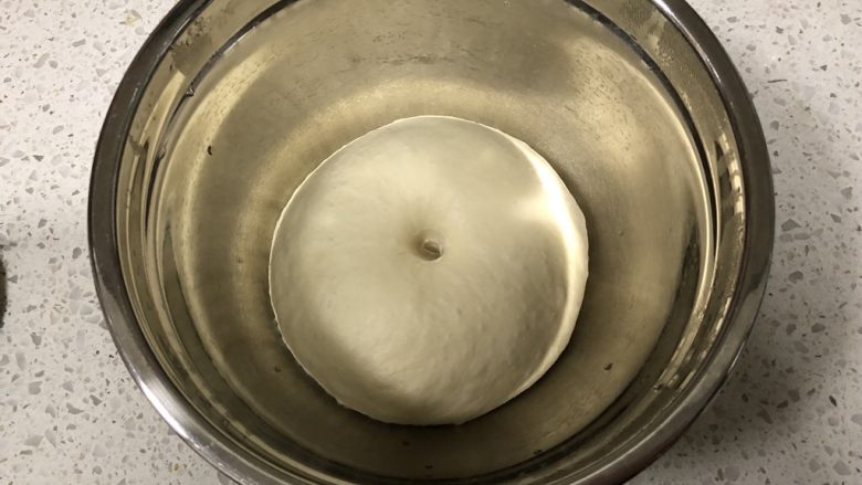 红糖花生“蘑菇”包,1小时后,面团发酵到原来的2倍大,可以用手指沾一点面粉戳一下,面团不会回缩即可