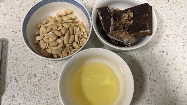 红糖花生“蘑菇”包,面团发酵的时候做馅料:花生去皮烤香,放凉
