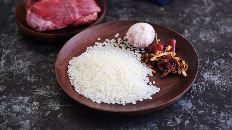 粉蒸牛肉,主要材料备齐;