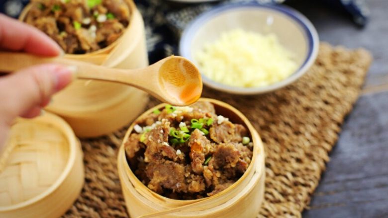 粉蒸牛肉,蒸好后,在蒸肉上撒上些蒜泥、葱花、<a style='color:red;display:inline-block;' href='/shicai/ 131'>香菜</a>末,再淋入些红油就可以享用了。