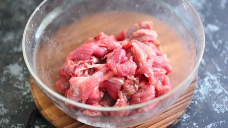 粉蒸牛肉,放入大碗,加适量淀粉、盐、胡椒碎、生抽、<a style='color:red;display:inline-block;' href='/shicai/ 721'>蚝油</a>、一些郫县豆瓣酱的红油拌匀腌制10分钟;