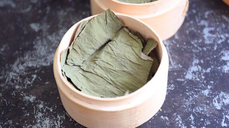 粉蒸牛肉,在笼屉中垫入干荷叶;