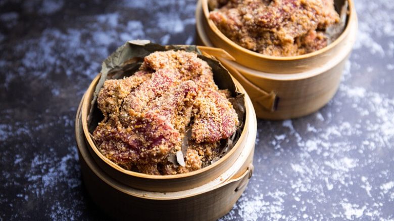 粉蒸牛肉,接着将沾满米粉的牛肉放入笼屉的荷叶上;