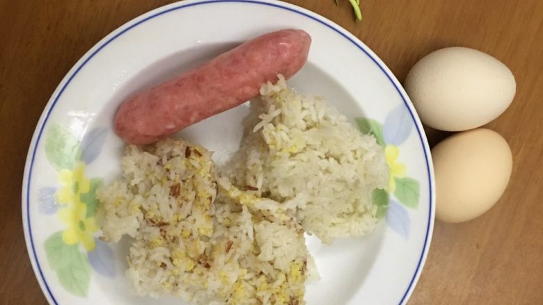 香肠蛋炒饭,将所需要的材料提前准备好