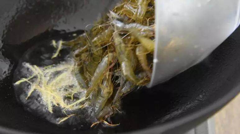 韭菜炒河虾,老公小孩都喜欢吃 - 妈妈们的私房菜,热锅冷油,放入姜丝爆香,倒入河虾,翻炒至变红
