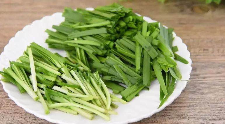 韭菜炒河虾,老公小孩都喜欢吃 - 妈妈们的私房菜,韭菜洗净切段,叶、茎分开