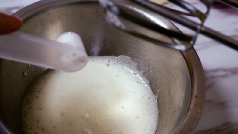 宝宝零食之火龙果溶豆,开始打发蛋白,打到有鱼眼泡时第一次加糖