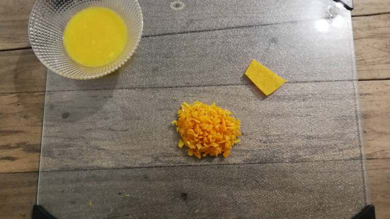 西西里橙子蛋糕,把橙皮去掉白膜,一定要去除干净,切丁备用