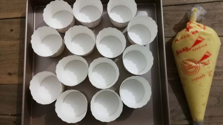 西西里橙子蛋糕,把面糊挤入杯子中,八分满即可