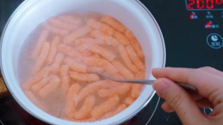 宝宝辅食之水煮胡萝卜虾条,水沸后用裱花袋挤出长条,具体长短根据自己需要