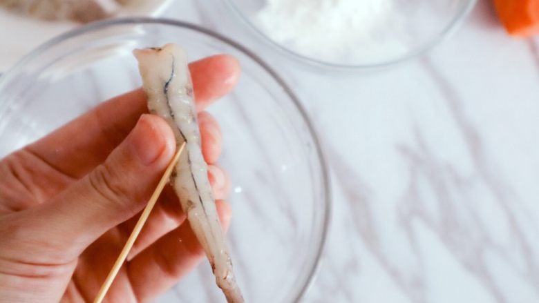 宝宝辅食之水煮胡萝卜虾条,剥去虾壳,去虾线,用牙签或者针挑出来