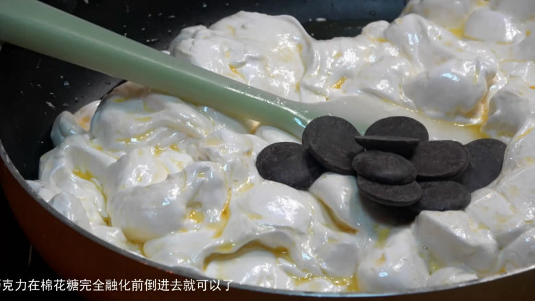 花样牛轧糖【棉花糖版】,做巧克力味的,这里有一点不一样的就是,巧克力需要在棉花糖完全融化前倒进去,这个区间倒进去都可以,巧克力很容易融化,但不要在棉花糖完全融化后再倒进去,以免棉花糖炒的时间过久导致成品偏硬