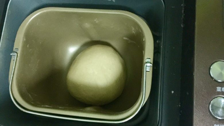 烤棉花糖吐司(含红糖燕麦面包的做法),然后把面团揉圆,放回面包桶接着进行面包机设定好的余下的程序。