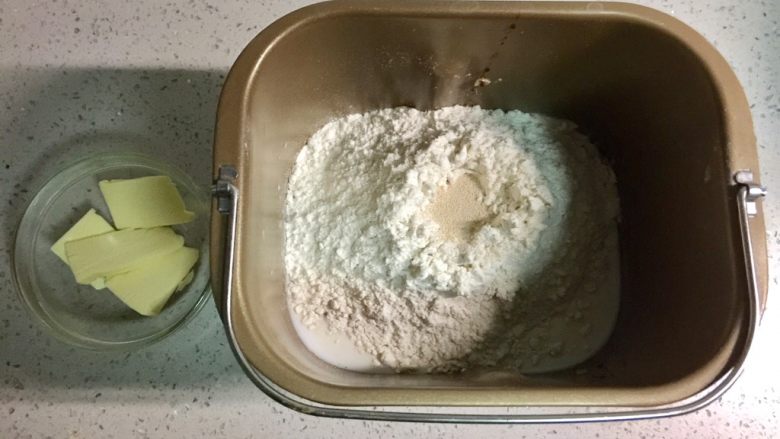 烤棉花糖吐司(含红糖燕麦面包的做法),把食材【1】里除了黄油之外的食材放入面包桶,酵母最后放,不要让酵母和糖、盐过早接触。