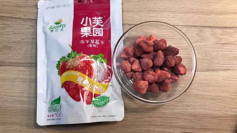 花样牛轧糖【棉花糖版】,我知道肯定会有人问我买的什么牌子的草莓,于是我很自觉的把图贴出来了,某宝某东都有卖的哈,亲们自己去搜搜,可能拍照光线的原因,这碗草莓看起来颜色很丑,切开后的颜色比较好看