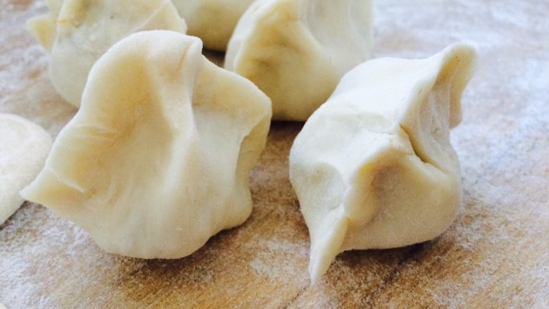 胡萝卜羊肉馅饺子,把饺子捏起来,就好啦