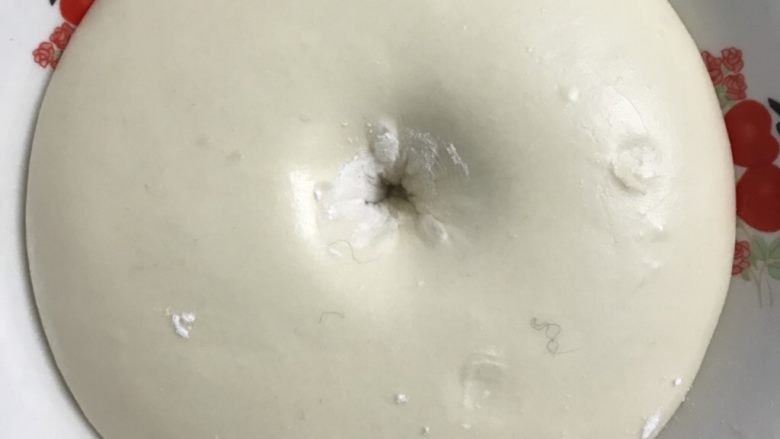 肉松面包卷,8送进发酵箱温度控制在27度进行基础发酵,发酵二倍大,用手指粘面粉戳洞洞口不回缩不塌陷为好。