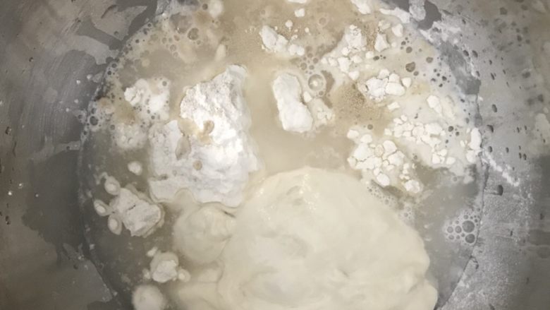 肉松面包卷,3把面团部分和波兰酵头一起放入厨师机桶里,黄油除外。