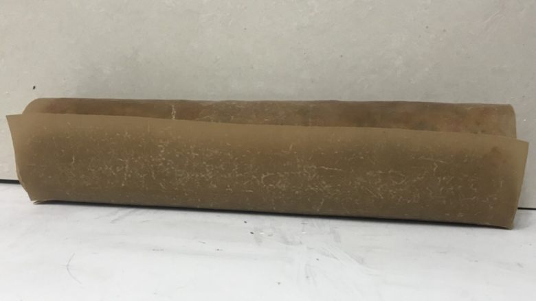 肉松面包卷,18靠自己的一边用刀划开二条,不要划穿了,便于好卷,靠外一边钭切一刀,便于成形,借助擀面仗慢慢卷起,放一边冷确定型。
19 晾凉后的肉松面包卷,就可以切开食用啦。