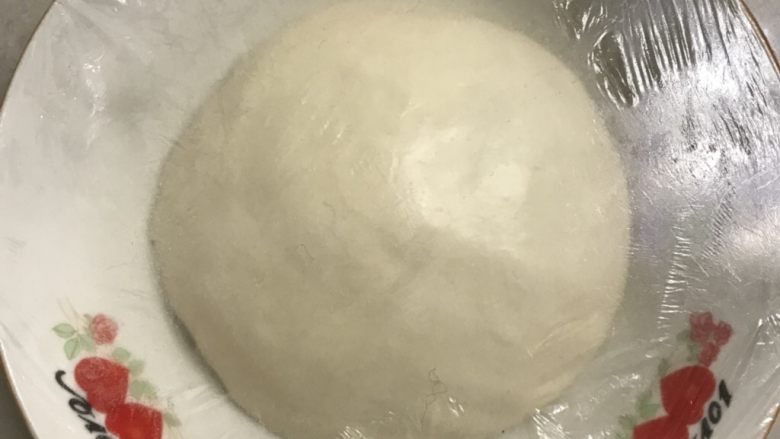 肉松面包卷,7拿出来揉圆放入预先刷上油的大碗里,盖上保鲜膜。