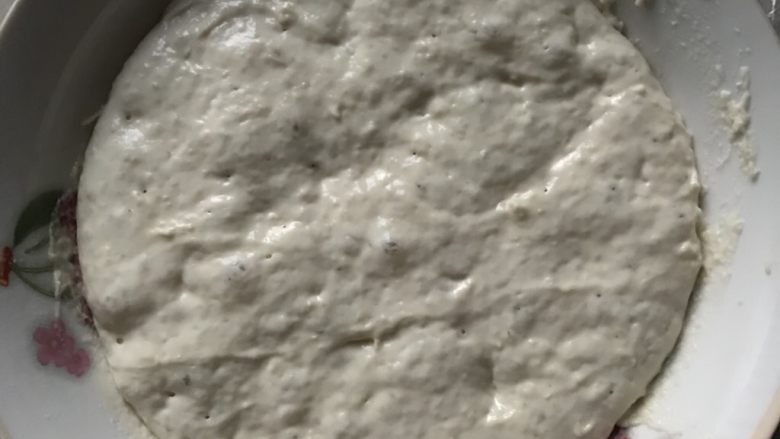 肉松面包卷,1把波兰酵头食材放入碗中,用筷子搅拌均匀,盖上保鲜膜室温下放置一个小时左右,放入冰箱冷冻发酵大约24个小时。