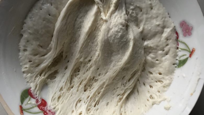 肉松面包卷,2波兰酵头发酵至高度升起再回落就发酵好了,表面有气泡生成,具体不要看时间,要看状态。