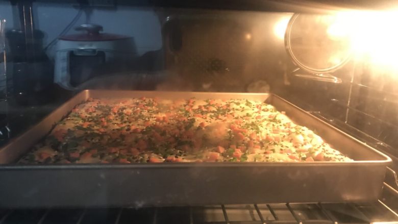 肉松面包卷,15送进提前预热好的烤箱中层,上下火180度15一18分钟,最后几分钟看上色情况,如果不上色上面温度调高10一15度烤10分钟,不要烤过头了,影响卷的时候开裂。