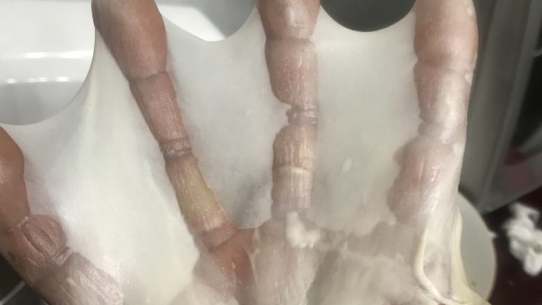 肉松面包卷,6二档把黄油揉进面团后转五档揉至完全扩展阶段,能够拉出比较结实的手套膜。