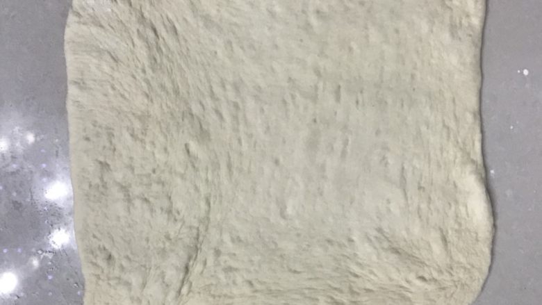 肉松面包卷,10取一个面团用擀面杖擀成正形,大体上和金盘差不多,尽量擀得差不多厚薄。