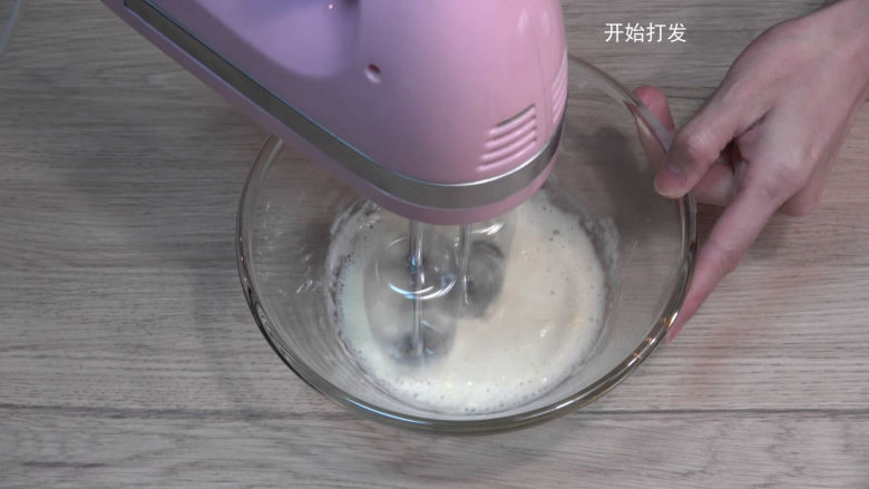 花样牛轧糖【熬糖版】,用电动打蛋器开始打发,我用的高速