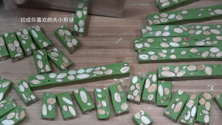 花样牛轧糖【熬糖版】,切成你喜欢的大小形状,不知道为什么,同时拍的,这个图的颜色跟上面的不一样,可能镜头离的近一点吧,这个更接近真实的抹茶颜色