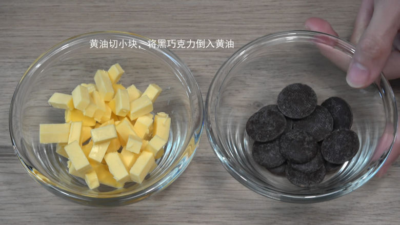 花样牛轧糖【熬糖版】,黄油切小块,黑巧克力倒进去