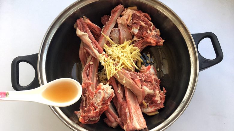 砂锅烤羊排,添加3勺<a style='color:red;display:inline-block;' href='/shicai/ 718'>料酒</a> 。
