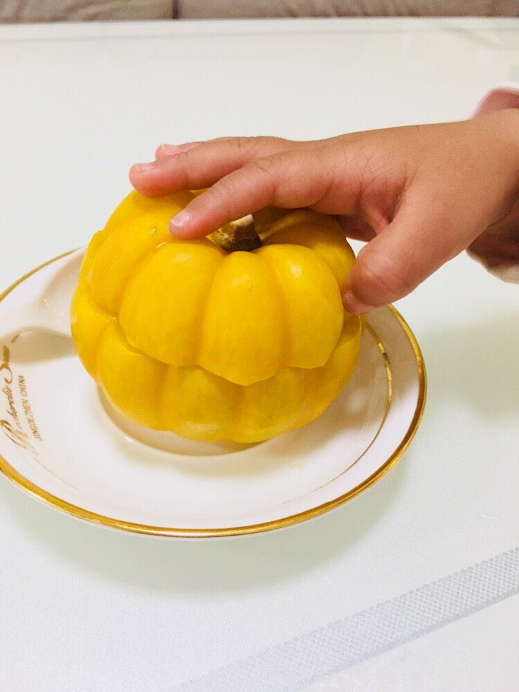 南瓜盅牛肉杂粮蔬菜焖饭,饭煮好后再把<a style='color:red;display:inline-block;' href='/shicai/ 216'>牛肉</a>杂粮饭放进南瓜里面,给宝宝一个惊喜...