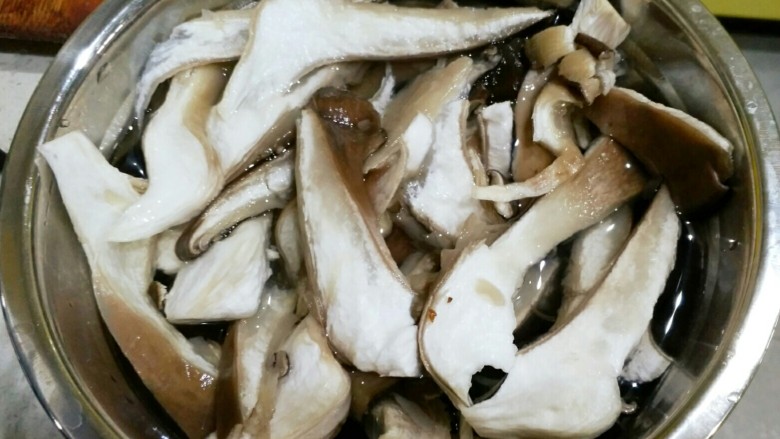炒平菇,<a style='color:red;display:inline-block;' href='/shicai/ 231'>平菇</a>顺着纹路撕开,用清水泡10分钟。