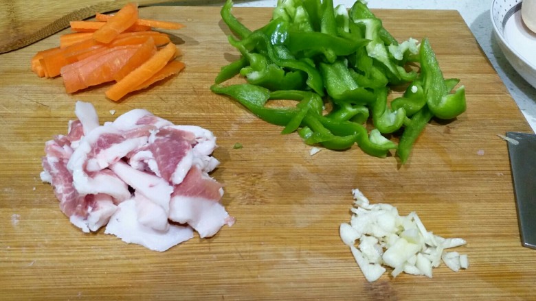 炒平菇,除鸡蛋外,所有食材切好。